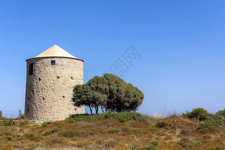 旅游的悬崖希腊基西拉岛蓝天上的塔希腊基西拉岛塔观光图片