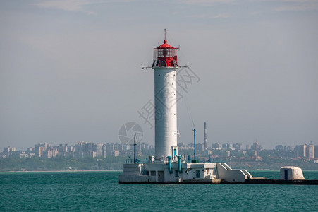 乌克兰奥德萨OdessaOdessa乌克兰062在敖德萨海港口入处的灯塔在日光晴朗的暑假乌克兰敖德萨港的沃龙佐夫灯塔夏天建造云图片