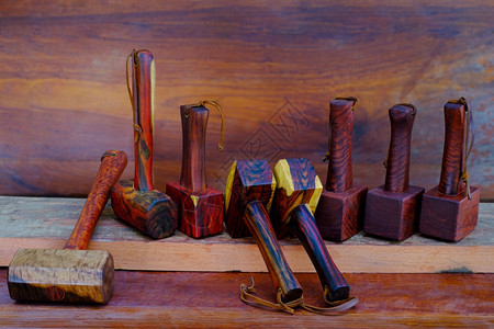 由泰国手工制作的玫瑰木具制成供匠在旧工作台讲习班上使用的一套小块木板锤棕色的乐器作坊图片