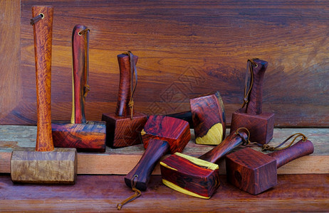 转身为了木制品由泰国手工作的玫瑰木具制成供匠在旧工作台讲习班上使用的一套小块木板锤图片