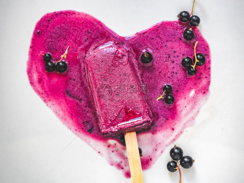 平坦的桌子上自制冰淇淋收紧从上面看美味和健康饮食的概念桌上自制冰淇淋情人节红色的图片