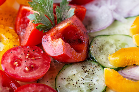 新鲜蔬菜沙拉碎片化健康天然食品概念新鲜蔬菜沙拉黄瓜夏天切片图片