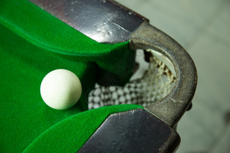 运动的竞赛白球在洞边缘接近从桌子上掉下来白球落到失去的点图片