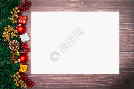 礼物圣诞季节背景和新年快乐用白皮书在木本上复制空间的木本面盒子树图片