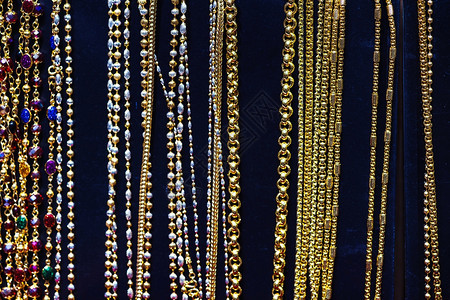 许多银金项链商店时装饰品豪华服奢女化圆形的图片