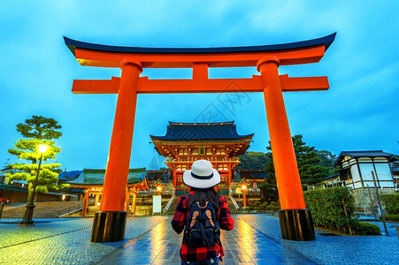 在日本京都fushimiInaritaisha神庙带背包的女旅行者托里古老的地标图片