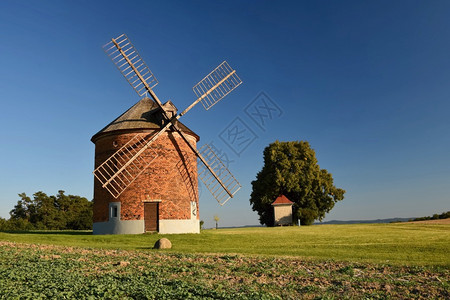 太阳美丽的旧风车和与阳光Chvalkovice的景观捷克欧洲力量传统的图片
