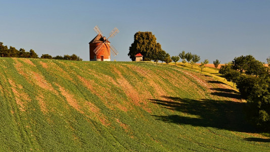草美丽的旧风车和与阳光Chvalkovice的景观捷克欧洲建筑学乡村图片