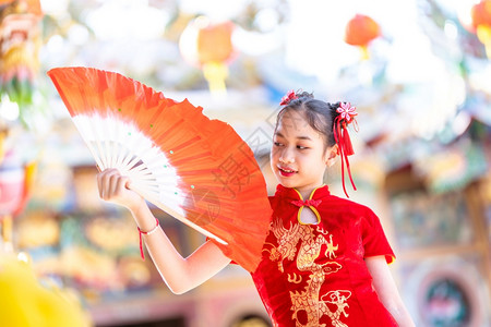 庆祝身着传统红宗山长相装饰的可爱亚洲小女孩在华神庙举办新年庆典风光盛会中文并举办范宁幸福图片
