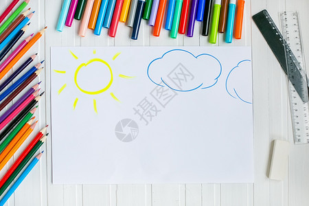 自我表达学龄前儿童子手用彩色铅笔涂在木制桌上一张白纸童子手用彩色铅笔画在纸上有创造力的图片