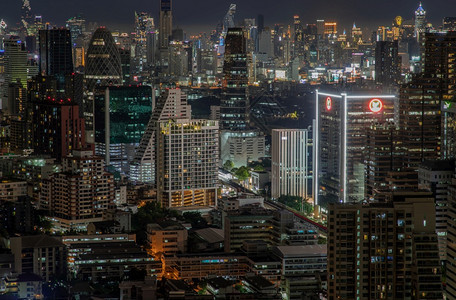 八月现代的桥曼谷泰国20年8月日曼谷市中心城风景晚上有摩天大楼给城市一个现代风格的焦点图片