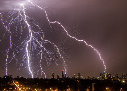 雷阵雨气候2014年月27日对墨尔本市天际线上的墨尔本市天际灯光的闪电打击引人注目图片