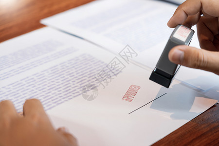 已验证墨水在经批准的合同格式文件贷款资金概念上印章签署日期批准合同形式文件象征图片