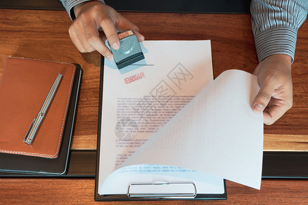 在经批准的合同格式文件贷款资金概念上印章签署日期批准合同形式文件质量标记赞图片