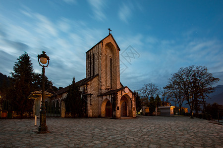 古老的萨帕之石教堂蓝夜天空最受欢迎的旅游目地在维特南萨巴诺赫登蓝色的镇建筑学图片