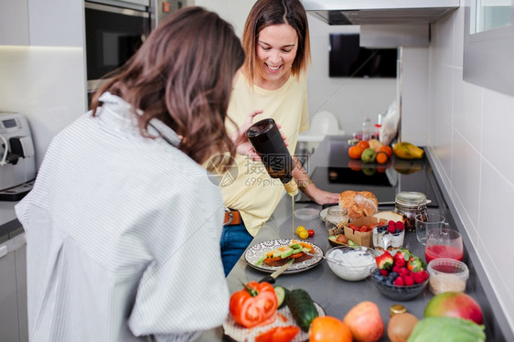 简单健康食品概念在家庭厨房烹饪蔬菜夏沙拉的开心朋友乐趣番茄年轻的图片
