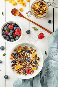 食物美味的甜平铺上浅度健康早餐在白木桌上加谷物和浆果图片