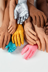 不同颜色和大小的硅酮假肢手为人植入的药剂briht人造的孩子们红色图片