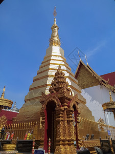 游客亚洲人泰国寺庙的塔图片