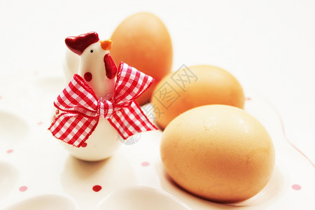 鸡蛋和陶瓷玩偶图片