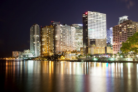 美国佛罗里达州迈阿密Brickell区夜空公寓楼天际线空水目的地图片