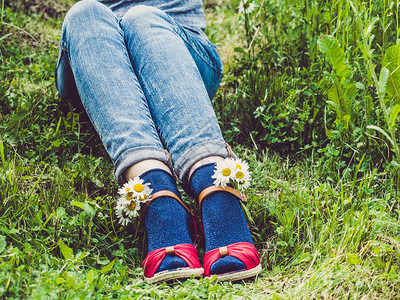 在绿草时装和美容的风格概念时装和美观鞋子和亮袜的背景下女方双腿时装鞋和亮袜子脚跟时髦的牛仔裤图片