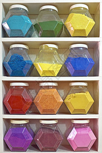 白色的品种市场莫罗科马拉凯什省草药店架子上玻璃罐头装有药用和烹饪草香料图片