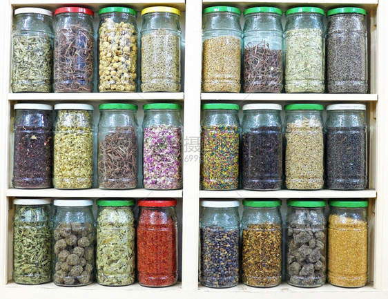 八角在摩洛哥马拉凯什Marrakesh草药和烹饪用途的草药和食香料中将玻璃罐子放在草药店货架上的子排为了图片