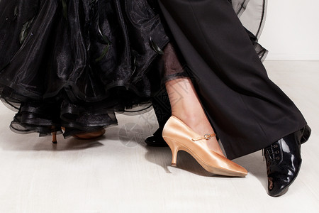 艺术舞蹈地板女者腿上的黑色地面图片