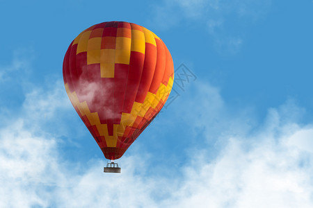 天上热气球漂浮在蓝天的云层中热气球天空平静的图片