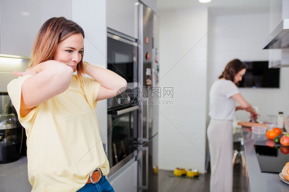 女士简单的早餐健康食品概念在家庭厨房烹饪蔬菜夏沙拉的开心朋友图片