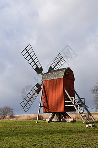 传统的老旧木制风车瑞典奥兰岛的标志波罗海日风岛象征为了天图片