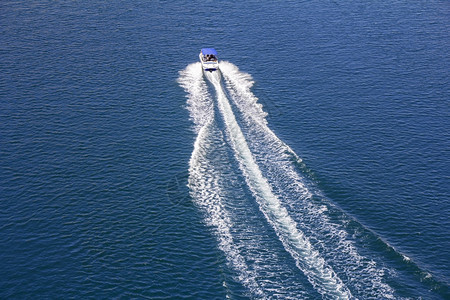 夏天达尔马提亚游艇克罗地蓝色得里海上的机动船图片