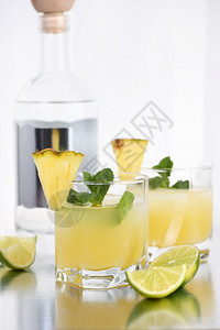 食物伏特加鸡尾酒菠萝汁一片石灰冰和薄荷冷却小酒杯露水的图片