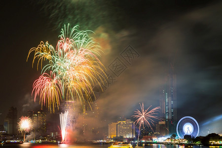 黑色的河上美丽烟花晚上在夜幕下举行庆祝活动抽象的星图片