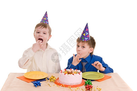 两个男孩吃蛋糕他的双手在白色背景下被孤立了男生快乐的孩子图片