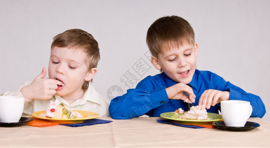 愉快两个男孩吃蛋糕他的手童年白种人图片