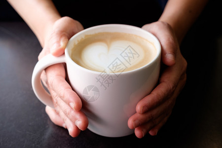黑暗的液体处理热咖啡杯心形奶霜情人节概念饮料图片
