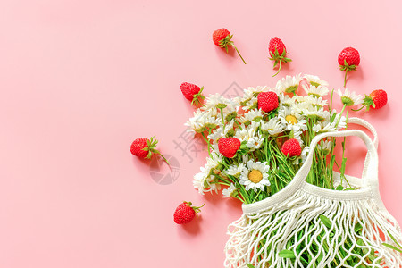 草莓花束时髦的针织的高清图片