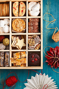 姜饼手工制作的圣诞短面包饼干庆祝假日盒圣诞自制饼干放在木盒子里甜饼干装在大木盒子里圣诞甜点餐桌的想法是吉祥展示图片