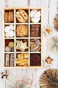圣诞短面包饼干庆祝假日盒圣诞自制饼干放在木盒子里甜饼干装在大木盒子里圣诞甜点餐桌的想法是吉祥展示桌子星图片