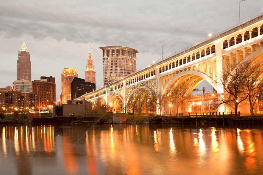 美国俄亥州克利夫兰Cuyahhoga河和市中心天线上的底特律高级大桥发光的楼人们图片