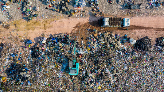 回收土地垃圾堆或填埋场空中观视垃圾车向填埋场卸全球变暖生态系统和健康环境的概念和背景一废物处理机械图片