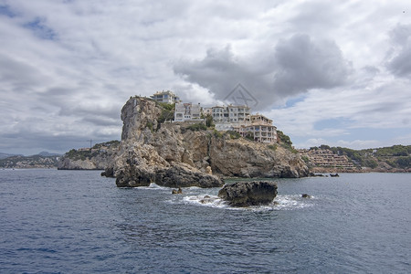 景观游览岩石西班牙马洛卡岛SantaPonsa圣马洛卡岛外的屿地中海水和平面岸景与圣PonsaMallorca岛图片