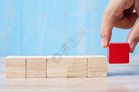 商业规划风险管理解决方案战略不同和独特概念等业务规划解决办法不同和独特概念的建筑上安装或拉扯红色木块者商人白色的图片