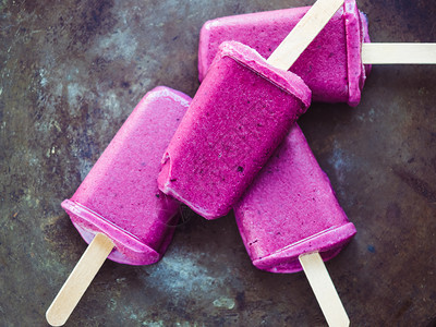蓝莓自制多于黑色孤立的背景近顶端视野美味和健康食物的概念在黑暗表面的冰淇淋在黑暗面的雪淇淋图片