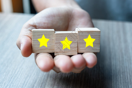 民意调查保持客户拿着带有三星符号的木块客户评论反馈级排名和服务理念积极的图片