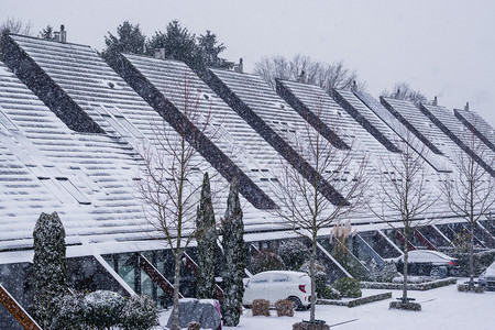 排一种小屋冬季荷兰一个村庄下雪天气寒冷在荷兰的Dutch社区有顶尖屋的现代住房图片