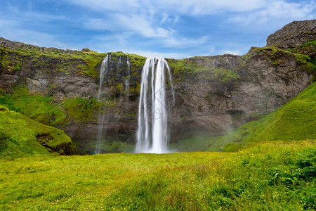 南冰岛州夏日的塞尔杰兰斯福有选择地关注流动塞里雅兰瀑布落下图片
