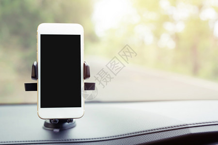 一个男人在车里用智能手机找到的聪明称呼现代图片